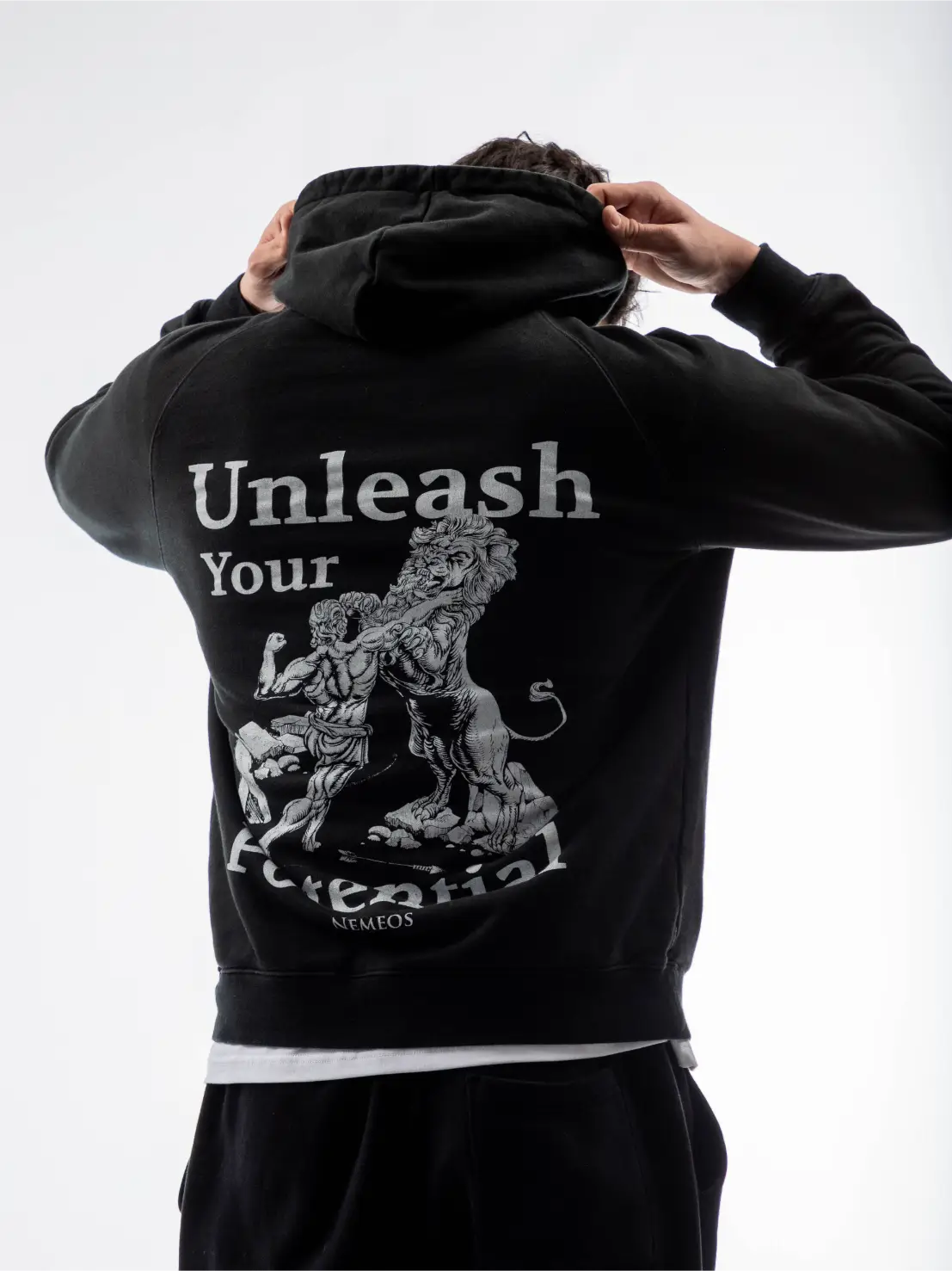 Arrière Sweat noir oversize Potential Nemeos intégrant sur le design hercule et le lion de Némée